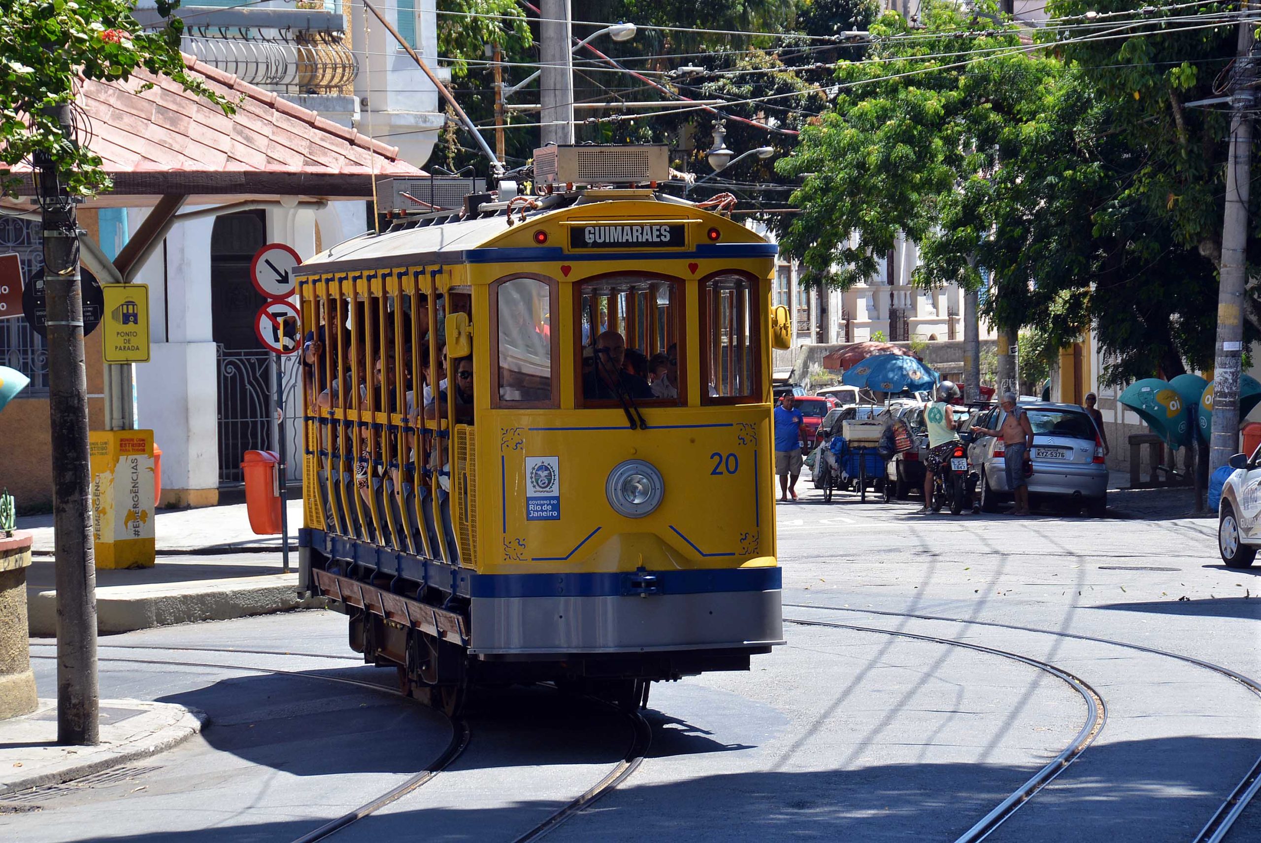 The trams leave from the Carioca station, alternating between the Largo dos Guimarães and Dois Irmãos stations.