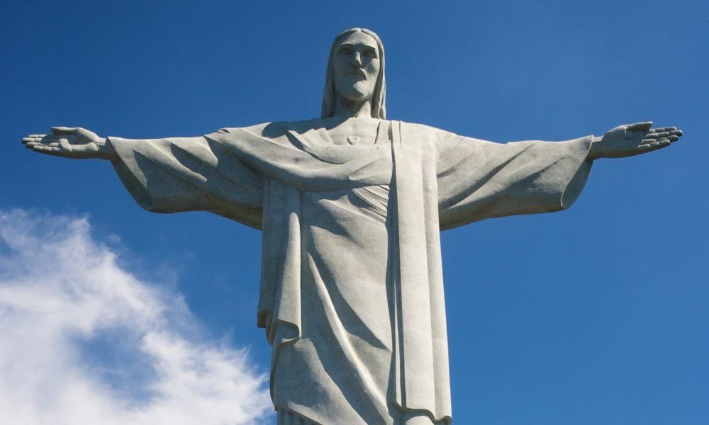 Over the weekend starting Friday, July 4th, the re-election campaign for US President Donald Trump ran ads on Facebook and Instagram, proudly proclaiming that, as part of his efforts to save statues from vandals, Trump  will protect Rio de Janeiro’s iconic Christ the Redeemer statue located atop Corcovado Mountain. (PHoto internet reproduction)