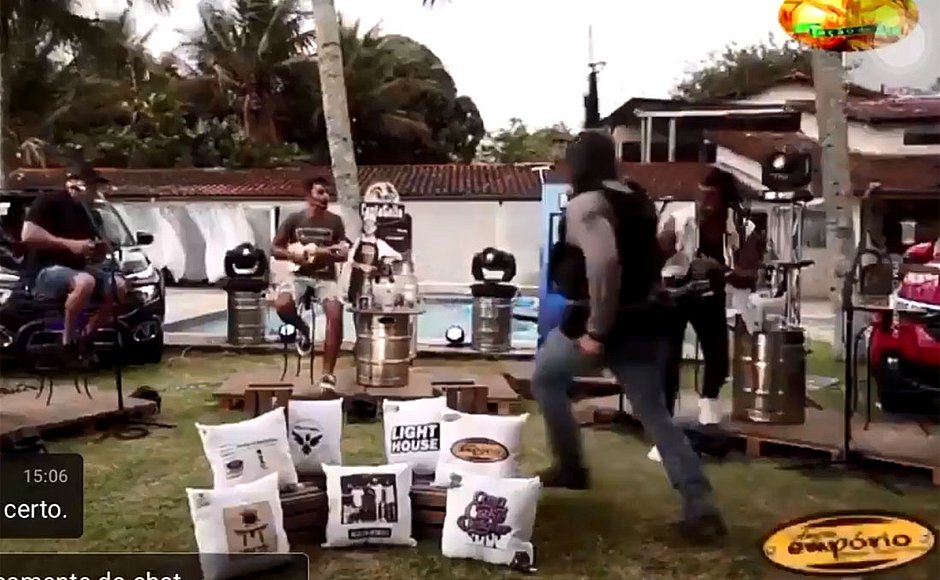 Members of the Aglomerou pagode band were startled when their live performance was interrupted by a gunfight. The incident occurred in Angra dos Reis, in Rio de Janeiro, while the artists sang and their performance was streamed on YouTube.
