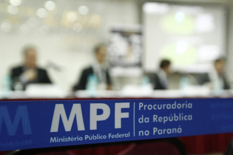 "Generic and unfounded attacks on the activities of prosecutors and attempts to interfere in their independent work, developed in coordination in different instances and institutions must be refuted," reads the text signed by the Paraná Federal Prosecutor's Office.