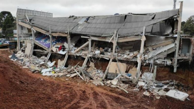 Office Building Collapses, Leaving Five Injured in Paraná State