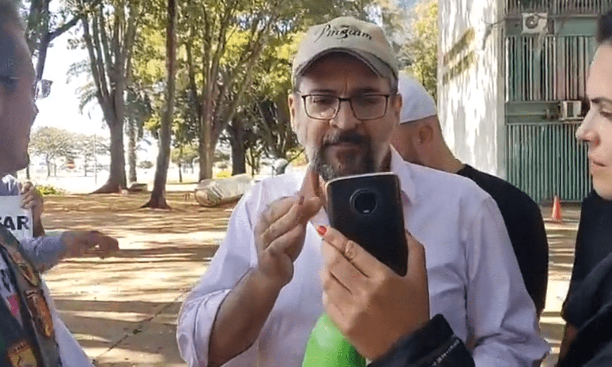 Federal Supreme Court Justice Celso de Mello referred the inquiry investigating ex-Minister of Education Abraham Weintraub for racism against the Chinese to the first instance of the Federal Court.