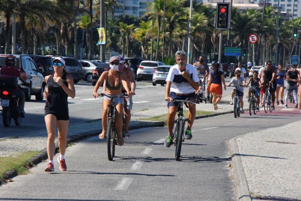 According to experts, the phenomenon is related to the experience of doctors in the treatment of Covid-19, the growing rate of immunization among the Rio de Janeiro population, and the widespread wearing of masks.