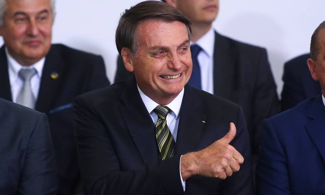 President Jair Bolsonaro's approval rate rose by two percentage points between June 20th and July 20th, according to an XP/IPESPE opinion poll. The ratio of those who considered Bolsonaro "great or good" fluctuated between 28 and 30 percent, within the 3.2 percentage points error margin.