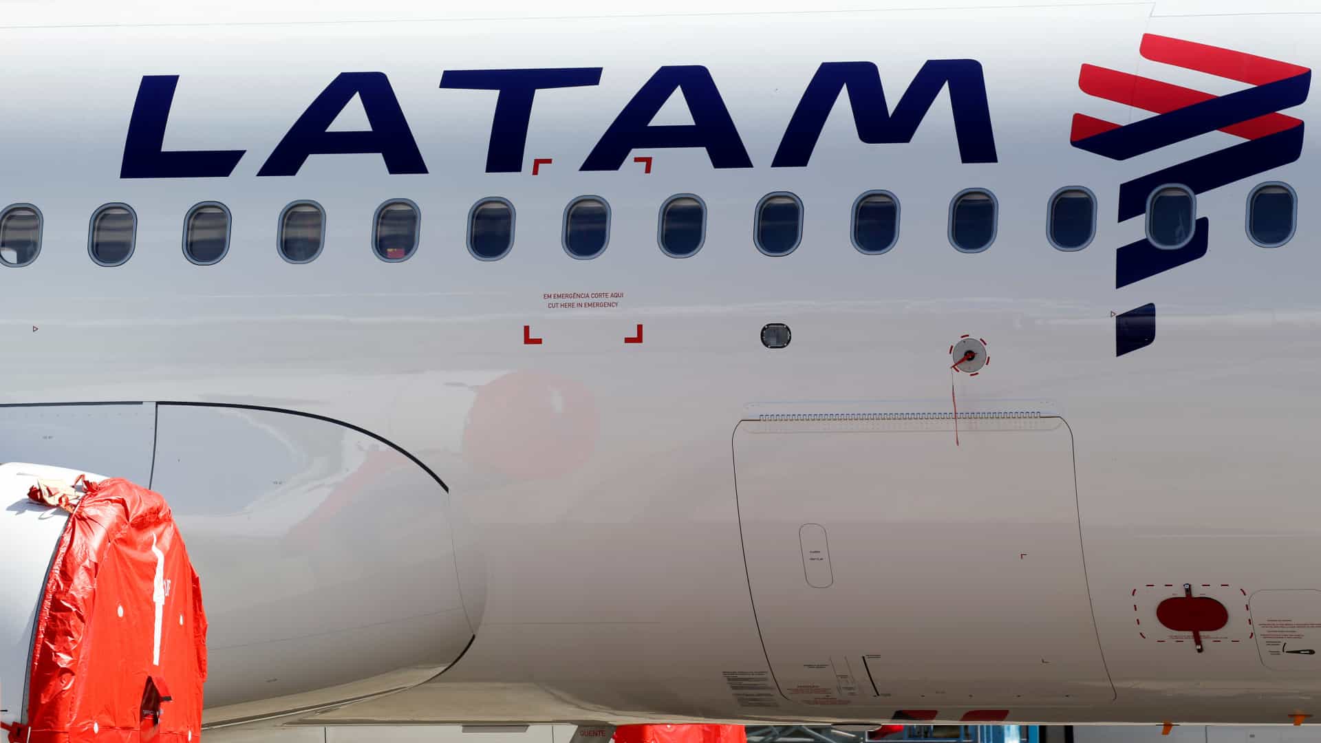 Latin America’s largest airline, the Brazilian-Chilean group LATAM, announced on Friday the firing of at least 2,700 crew members to cope with the devastating effects of the coronavirus pandemic in the aviation sector.
