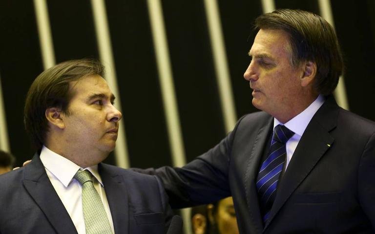 Rodrigo Maia, the president of the Chamber of Deputies (left) and Jair Bolsonaro, the president of the Republic.