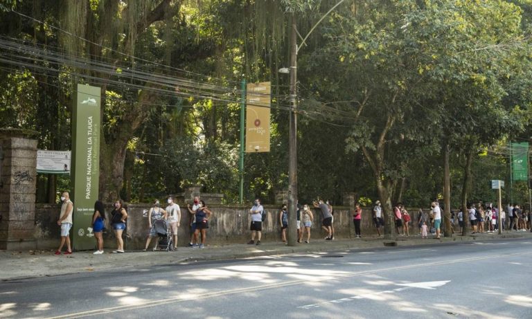 Rio Residents Form Lines to Visit Reopened Parks on First Weekend after Quarantine