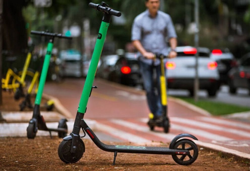 After the merger with Grin, the brand Yellow was closed and the equipment with its yellow colors was gradually replaced by Grin's green scooters.