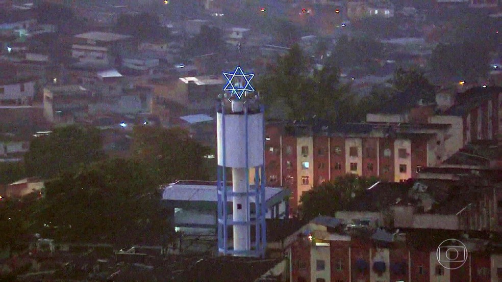 The criminal's activities draw the attention of investigators to each area he controls, displaying symbols of the State of Israel as the country's flag and even the Star of David and placing them in points in the communities to mark his dominance.