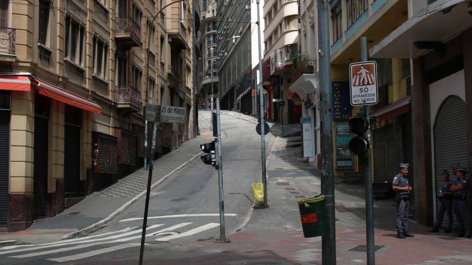 Comercio fechado na rua 25 de Marco durante a quarentena.