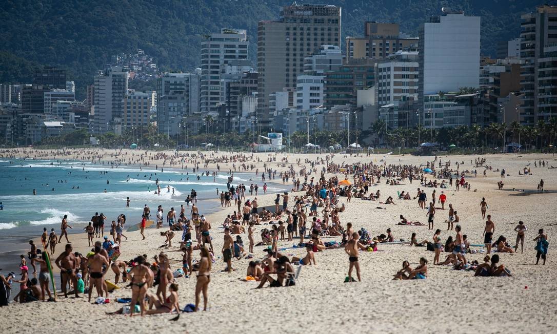 The permanence on Rio's beaches has not yet been authorized, but it did not seem that way on Saturday. With temperature close to 33ºC and the dry air, many people went to the beaches and found no major issues regarding inspection by public agents.