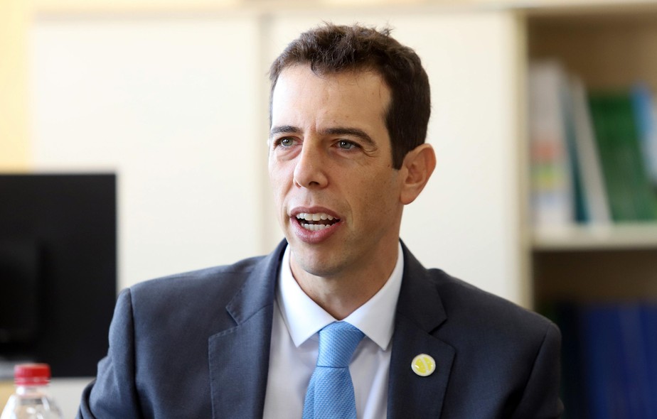 Renato Feder, the Secretary of Education of Paraná State.