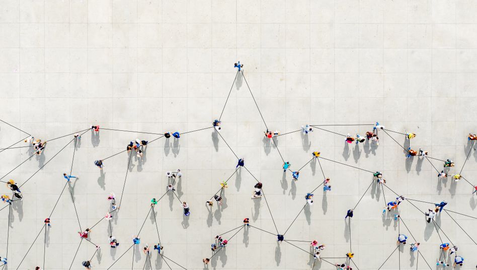 Crowd from above forming a growth graph