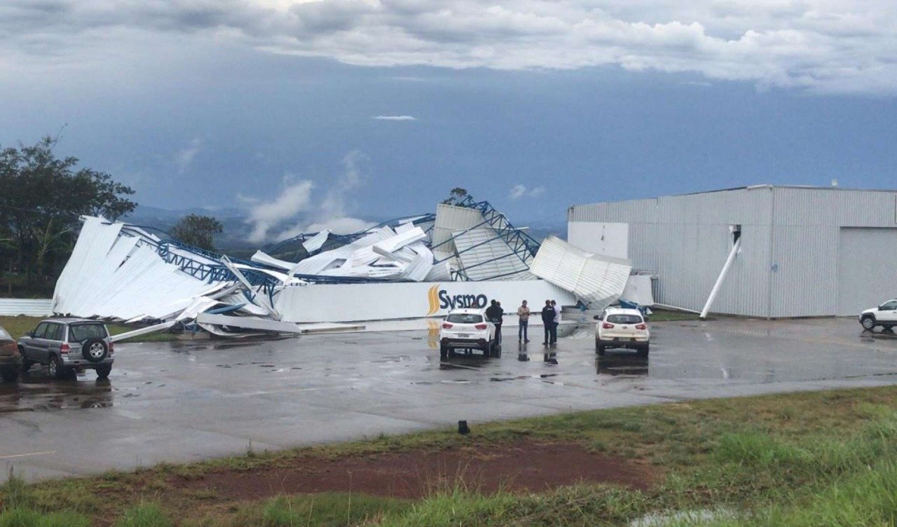 The cyclone, which consists of a low-pressure area, began to form in northern Argentina and was heading east. The low pressure area crossed the states of Santa Catarina and Rio Grande do Sul.