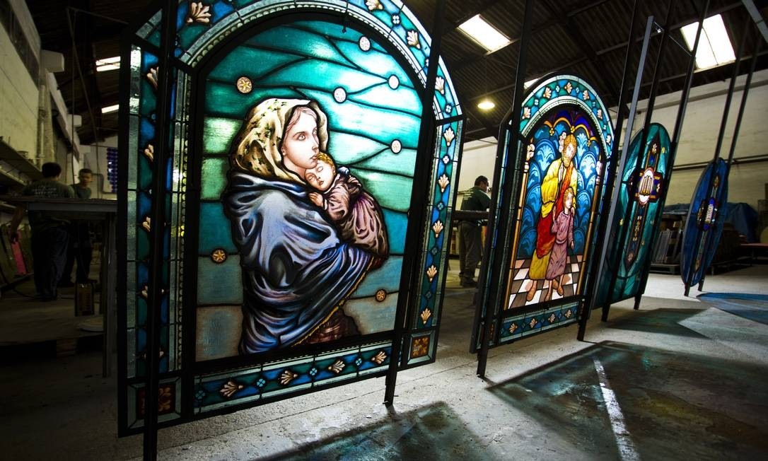 The studio also makes creations. All the stained glass in the Universal Churches around the world are on Luidi and Gonçalves' list of achievements.