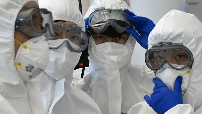 On Monday, Hong Kong scientists announced the first confirmation of a case of reinfection by Covid-19, the disease caused by the novel coronavirus (Sars-CoV-2). The research with the finding was validated and published in the "Clinical Infectious Diseases" of the Oxford University publishing house in the United Kingdom.