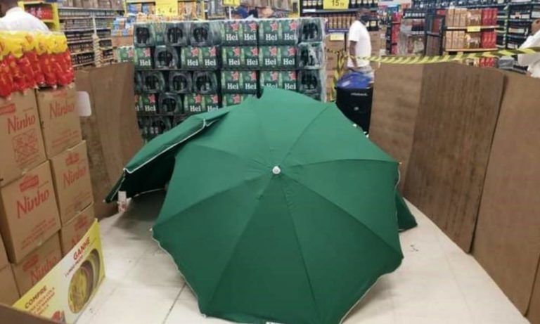 Dead Employee Covered with Umbrella in Recife Carrefour, Supermarket Does Not Close