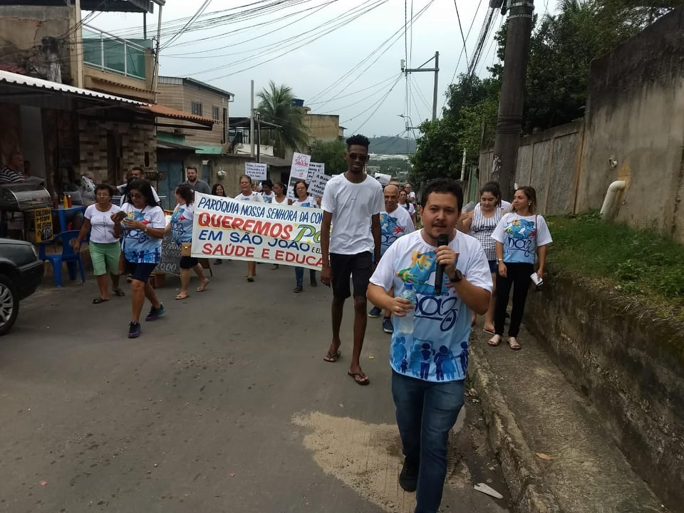 Douglas Almeida at a protest in São João de Meriti