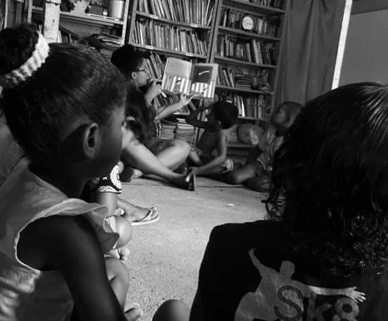 Fabbi Silva at a reading circle for children 