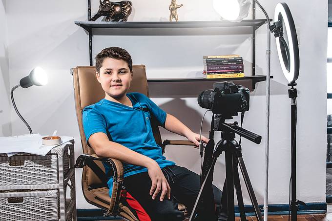 At the age of 12, Felipe Moleiro talks about investments like a grown-up. Through social media, the boy shares investment tips for those starting in the market.