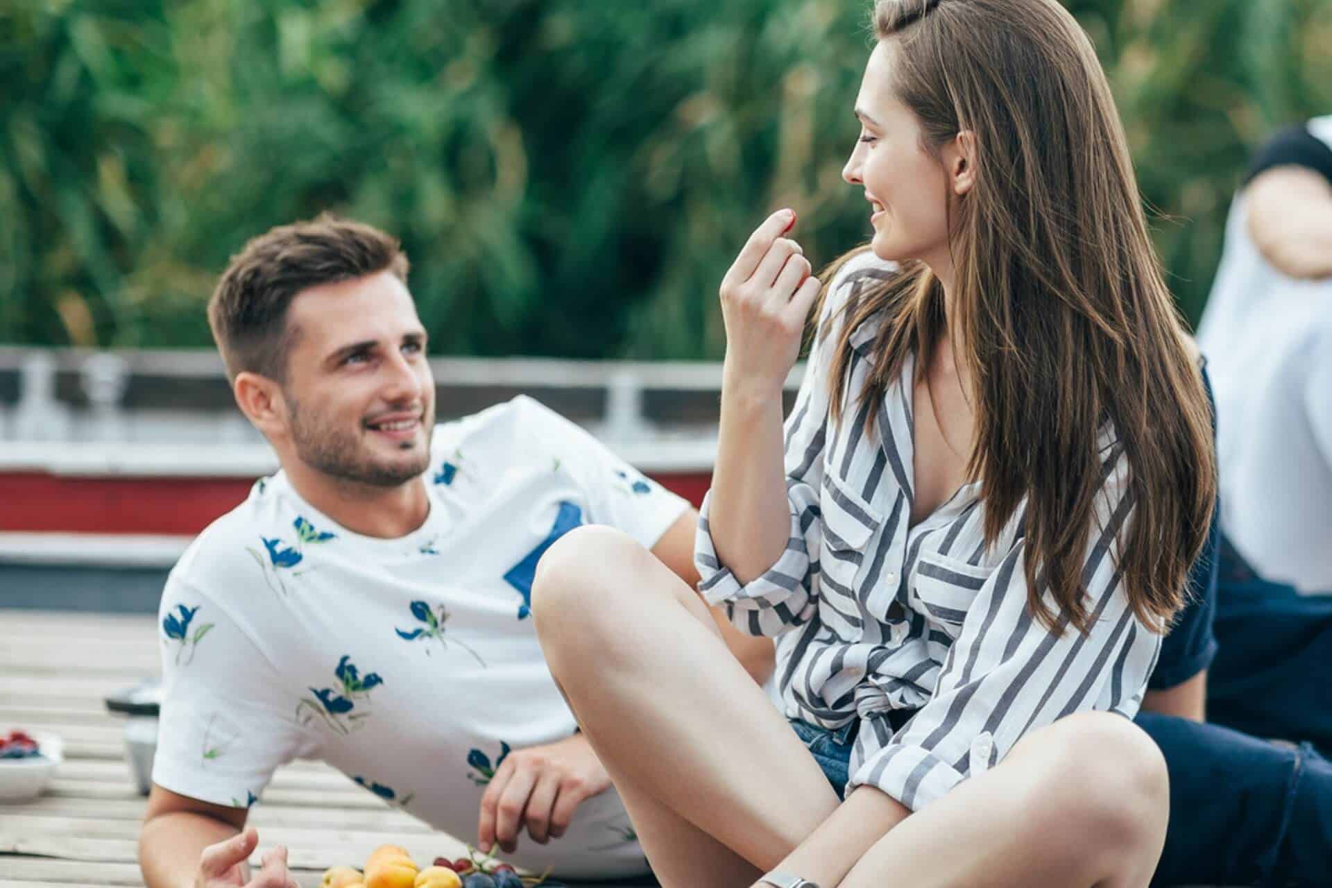 After this year, flirting will become stranger than ever. Achieving the difficult balance between protecting yourself and enjoying erotic pleasures seems to be the goal, but combining the wearing of masks, safe distancing and intimate closeness to new friends seems impossible.