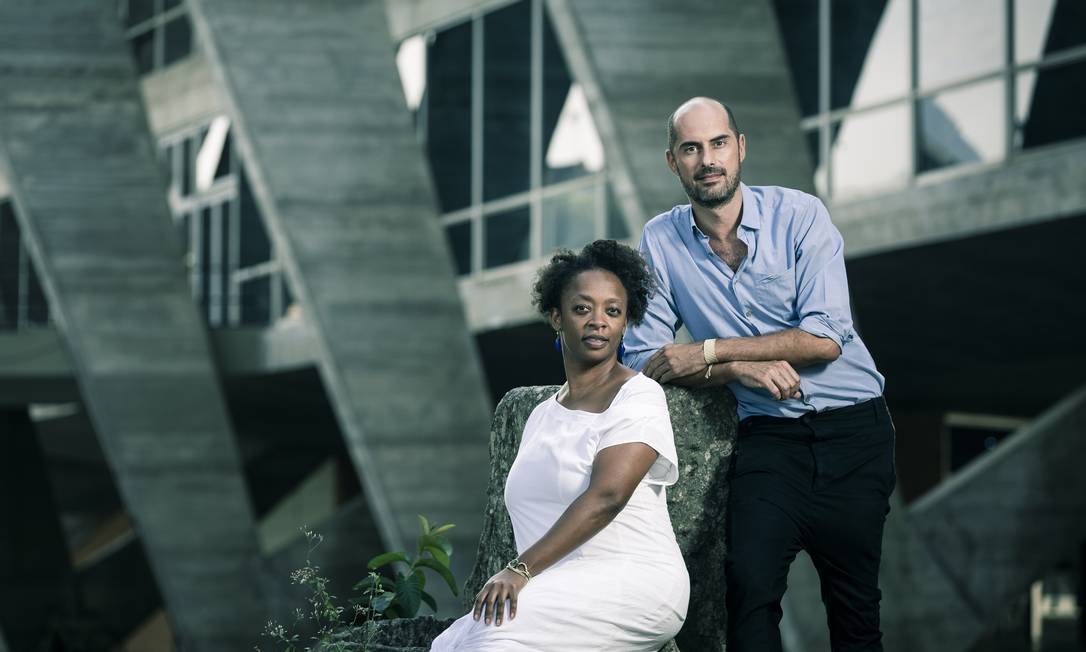 It is a two-headed and diverse direction comprised of curators Keyna Eleison, a 41-year-old black Rio de Janeiro native, and Pablo Lafuente, a 44-year-old white Spaniard.