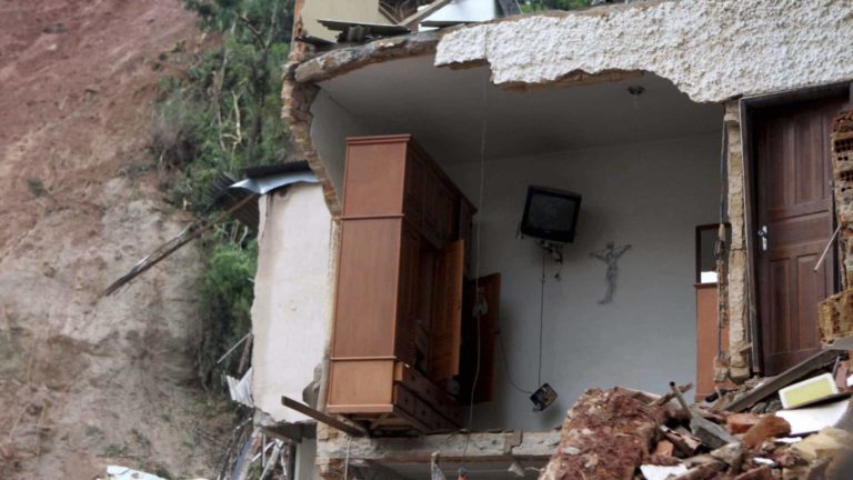 Landslide in Rio’s Mangueira Area Affects 12 Homes