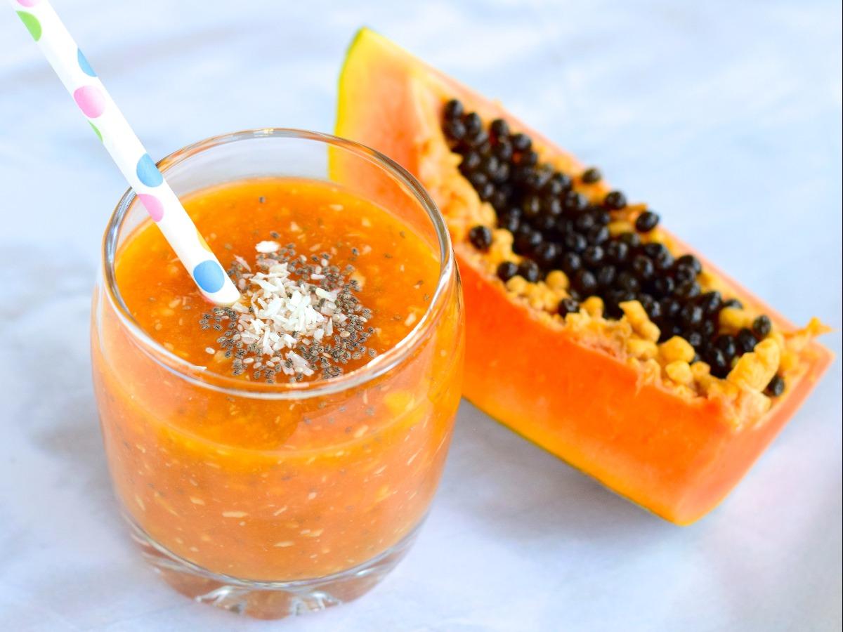 Place the papaya, flaxseed, water and honey in a blender. Blend until a smooth mixture is obtained and drink.