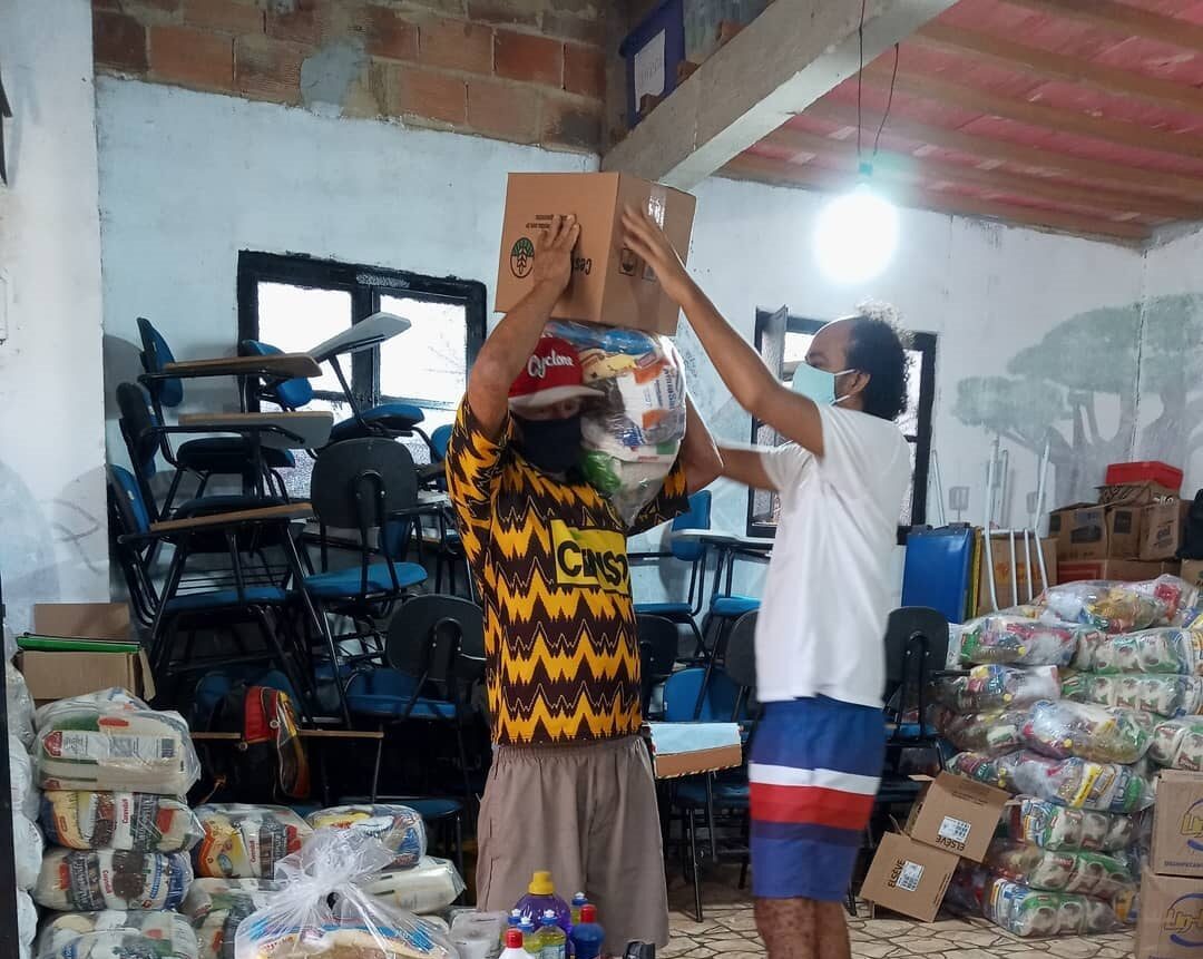 Project Sponsor a Smile distributes basic foodstuffs in Duque de Caxias
