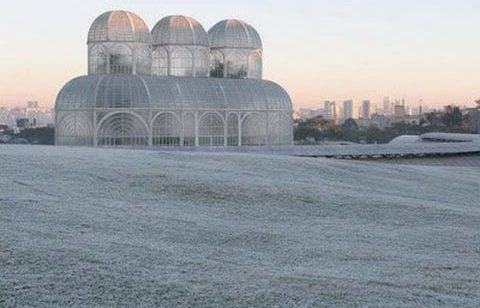 On Friday night, August 21st, Curitiba recorded snow in the area of Tatuquara, in the southern region of the capital of Paraná state.