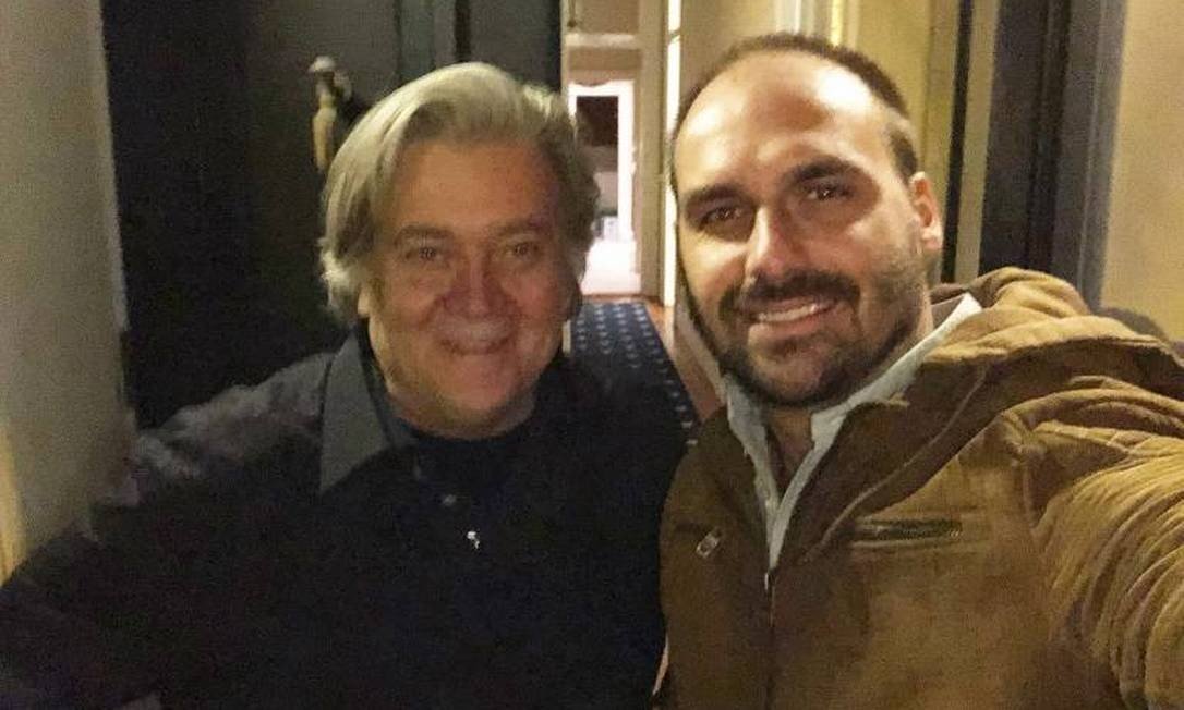 In August 2018, Federal Deputy Eduardo Bolsonaro was in the United States and met with Bannon. "We talked and found that we share the same perspective of the world," Eduardo wrote at the time, posting a photo with the American.
