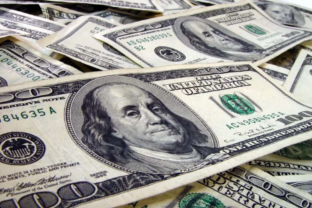 The dollar's worldwide depreciation is a consequence of the Federal Reserve's strategy of injecting trillions of dollars through benefits for individuals and companies and thus boost the economy. Naturally, the increase in the money supply leads to a decrease in its value.