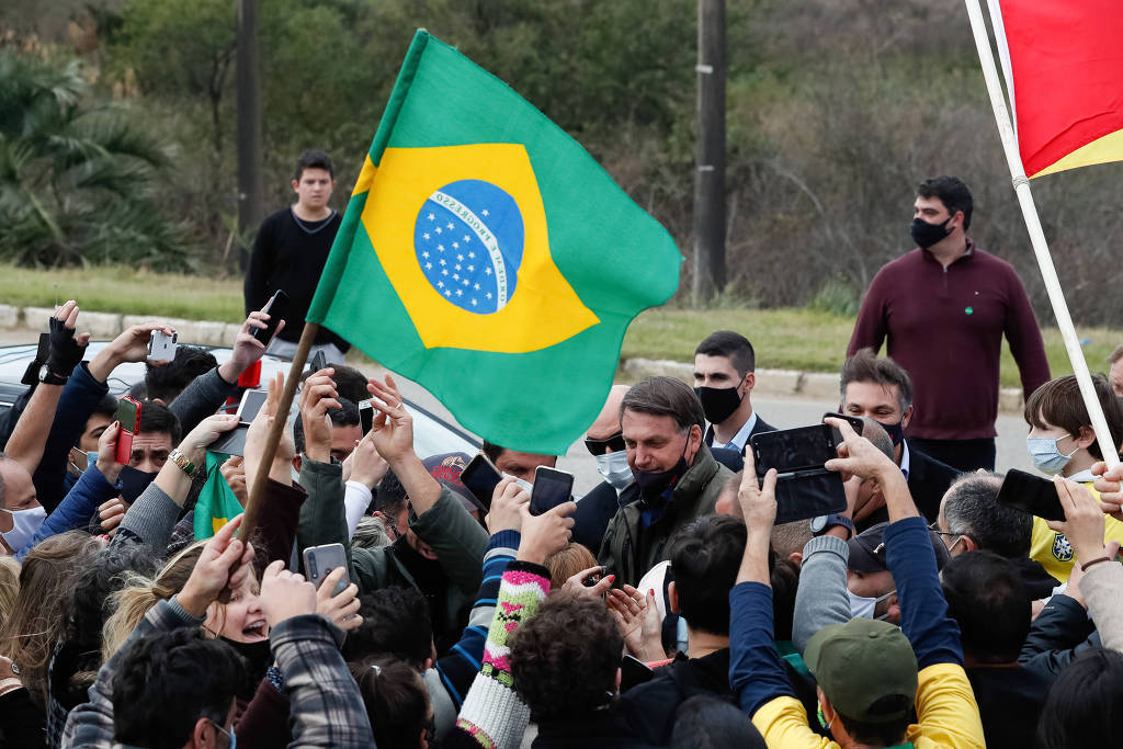 Brazilian President Jair Bolsonaro caused a crowd, took off his mask, and picked up children as he passed through the city of Bagé in Rio Grande do Sul State to inaugurate a civic-military school.
