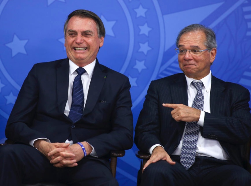 In a statement at the Planalto Palace, Economy Minister Paulo Guedes (right) said he was close to Brazilian President Jair Bolsonaro (left), again noting mutual trust.