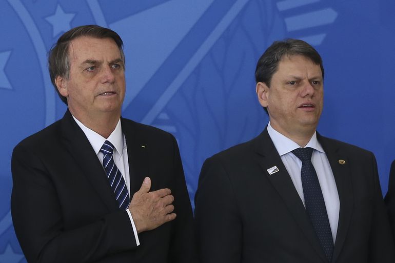 Brazilian President Jair Bolsonaro (left) and Brazilian Infrastructure Minister Tarcísio de Freitas (right).
