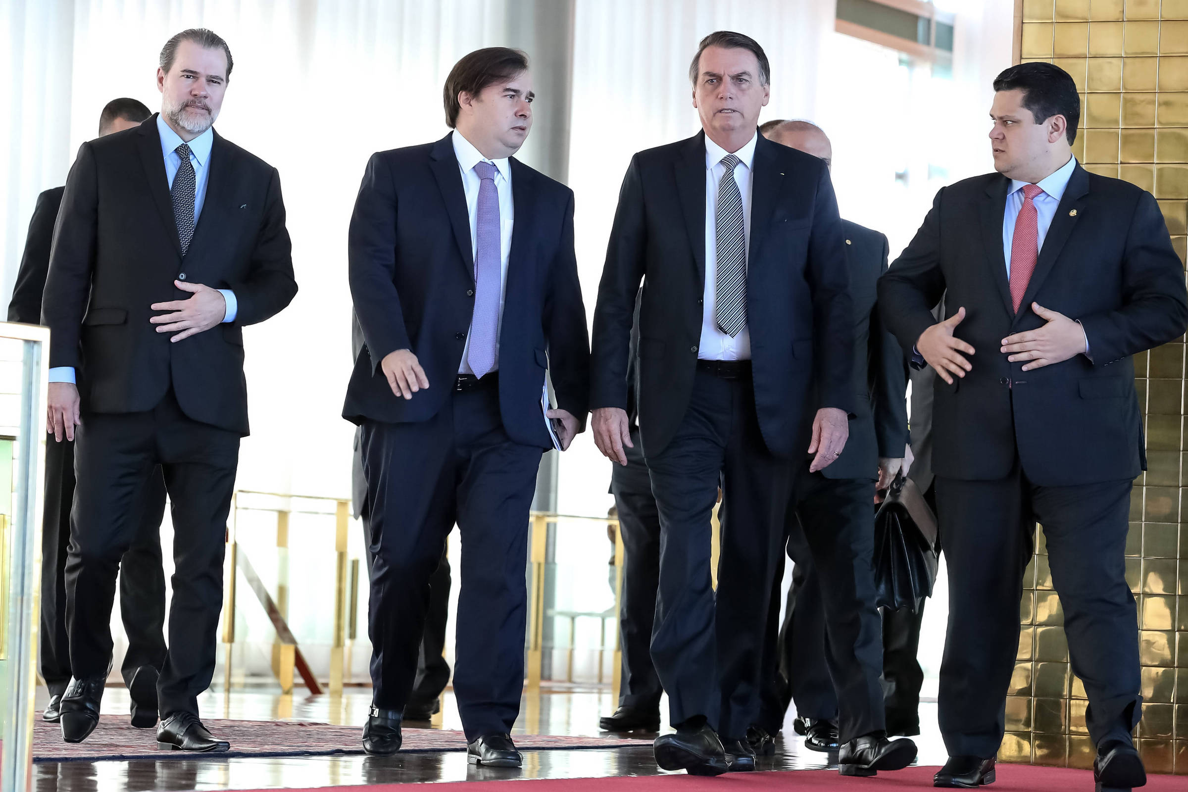 From left to right: Federal Supreme Court presiding Justice Dias Toffoli, Deputies Chamber President Rodrigo Maia, Brazilian President Jair Bolsonaro, and National Congress President Davi Alcolumbre.