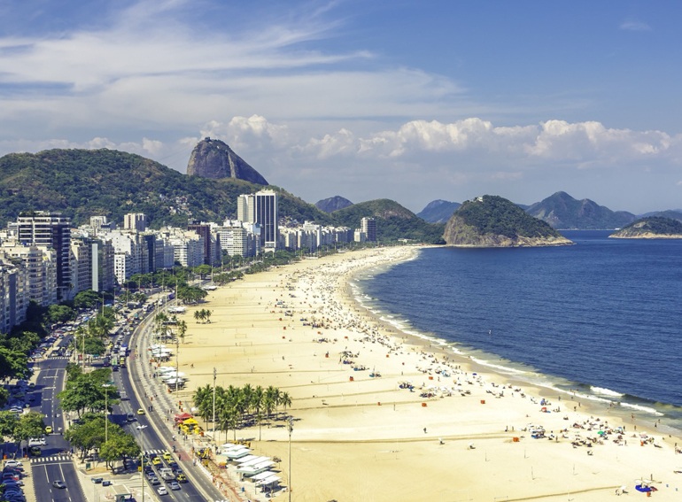 The acting Mayor of Rio de Janeiro Jorge Felippe decided to "isolate" Copacabana during New Year's Eve to prevent crowds. Only residents will be allowed to travel in Rio's South Zone neighborhood.