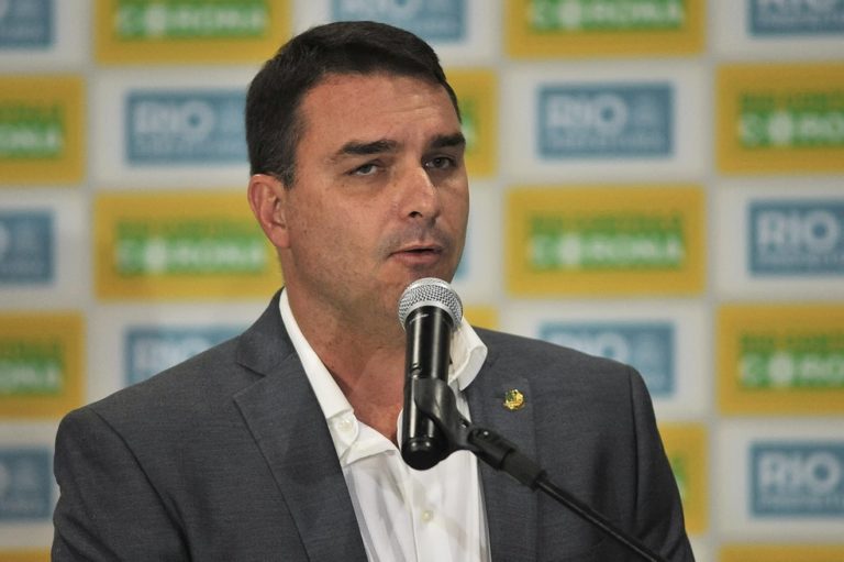 Flávio Bolsonaro, Diagnosed With Covid-19, Is Free of Symptoms