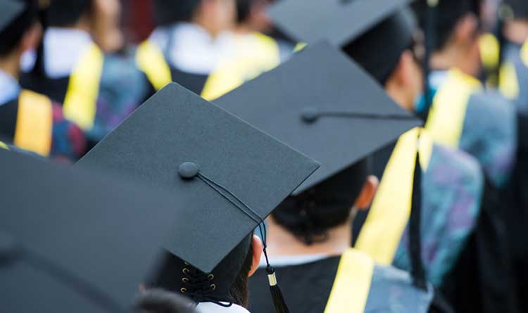 Although the job market scenario is fragile, a higher education course still makes a great difference in Brazil. The unemployment rate is lower among university graduates.