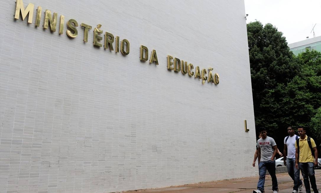 According to Professor João Carlos Salles, the university budget was already outdated. The universities have grown in recent decades with an increase in courses, inclusion of students, and, consequently, with more equipment and expansion of structures. But the budget has remained at the same nominal value with no compensation for inflation.