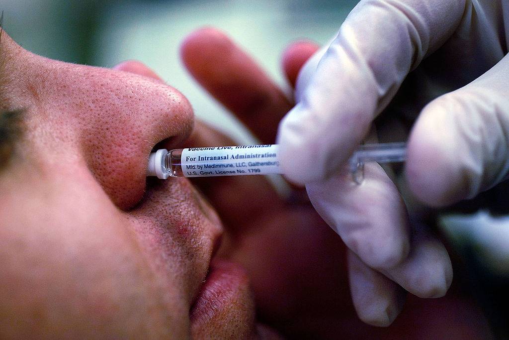 According to the expert, the intranasal administration enables the vaccine to reach the upper airways and lungs, which causes the immune system to act at the onset of infection.