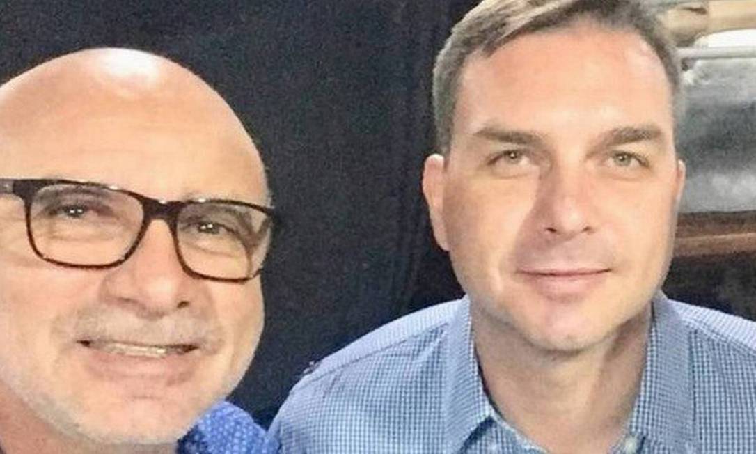 Fabrício Queiroz (left) and Flávio Bolsonaro (right).