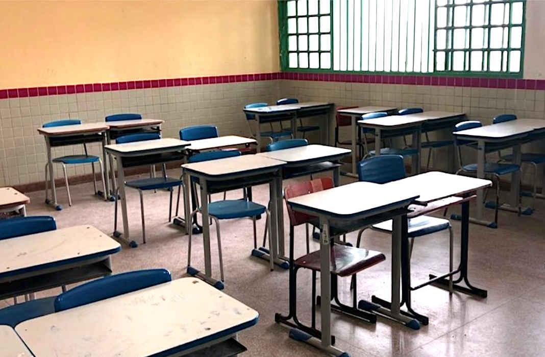 Schools in several US states are reopening, but principals are struggling to ensure the students' safety.