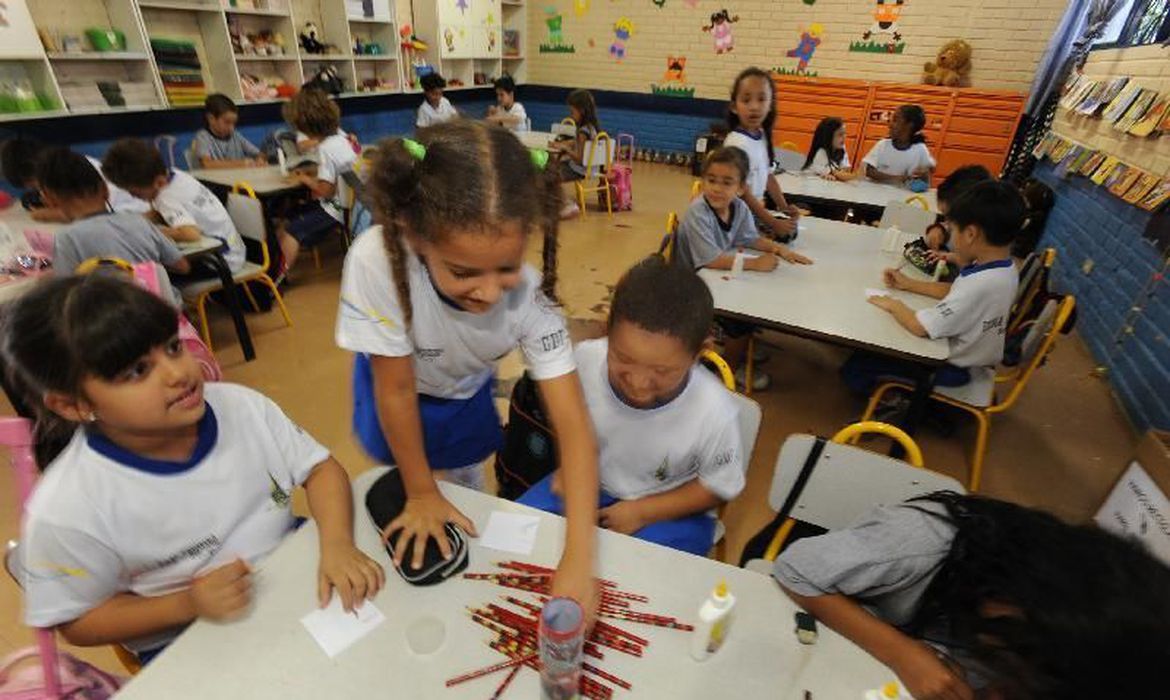 According to the Datafolha Institute, 79 percent of Brazilians say that the reopening of schools will worsen the novel coronavirus pandemic and that this is why schools should remain closed for the next two months.