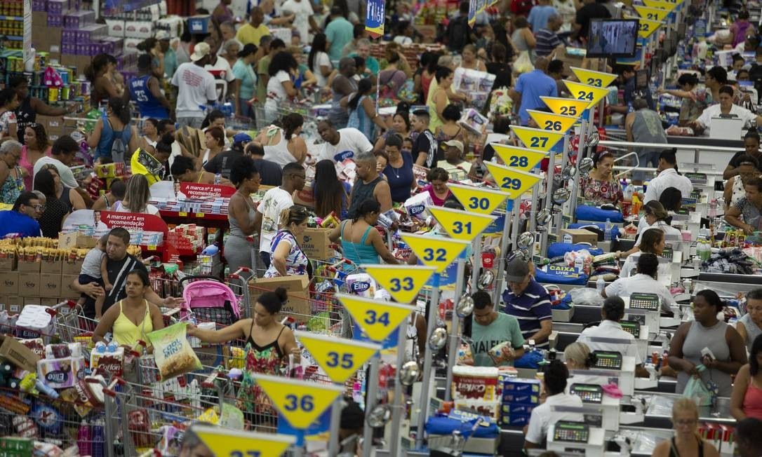 Brazilians rushed to supermarkets as soon as the first social isolation measures were announced.