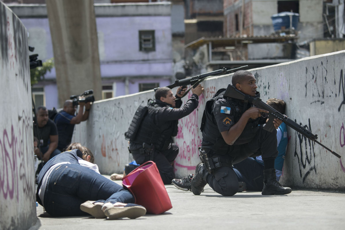 The dispute over control of the complex occurs between criminals from the Comando Vermelho (CV) and the Terceiro Comando Puro (TCP) factions.
