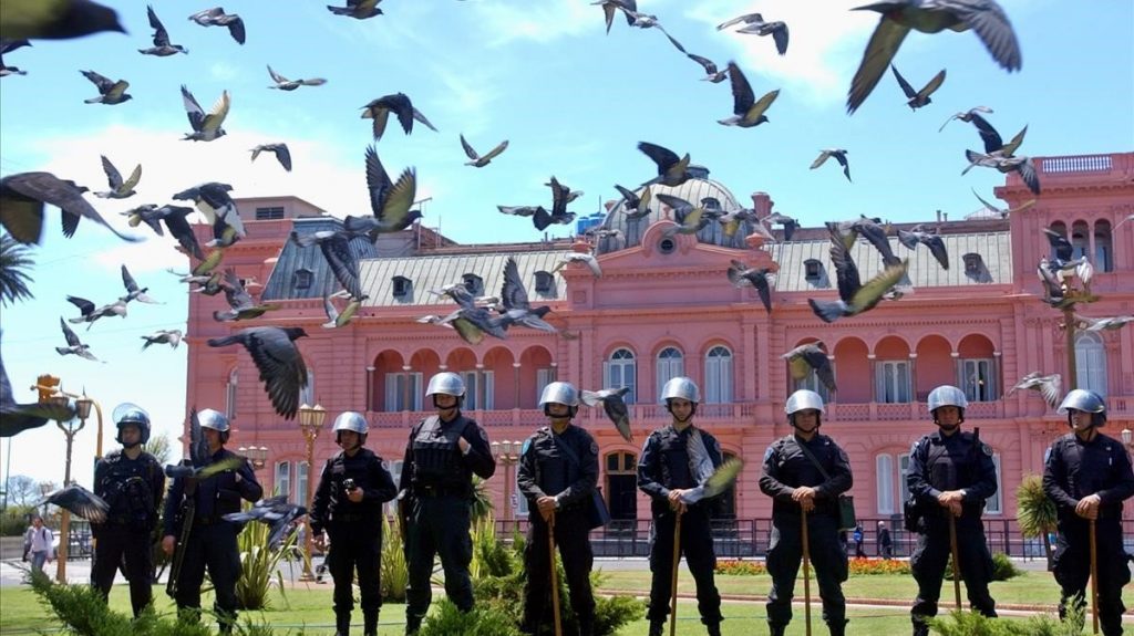 - Police officers in Buenos Aires Province of Argentina continued their protests on Wednesday to demand higher salaries and better working conditions, but the situation seems to be coming to an end following promises of announcements this Thursday meeting the demands.