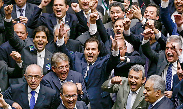 These politicians are part of the Centrão, the group of parties that comprises some 200 of the 513 federal deputies and that has recently become not only the support base for Bolsonaro's bills in Congress but also the obstacle to any impeachment process of the President.