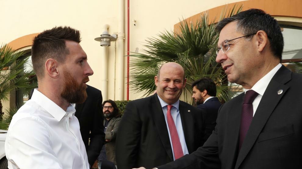 Lionel Messi confirmed on Friday that he will remain with Barcelona. "I would never go to court against the club of my life, so I will stay," said the player in an interview with Goal.com. It has been a hallucinating two weeks for the Argentinean star. He asked to leave Barcelona, called Pep Guardiola to say he would like to play in Manchester City, sent two official messages to Barça, did not attend training and finally decided to keep his contract with the club, which expires in 2021.