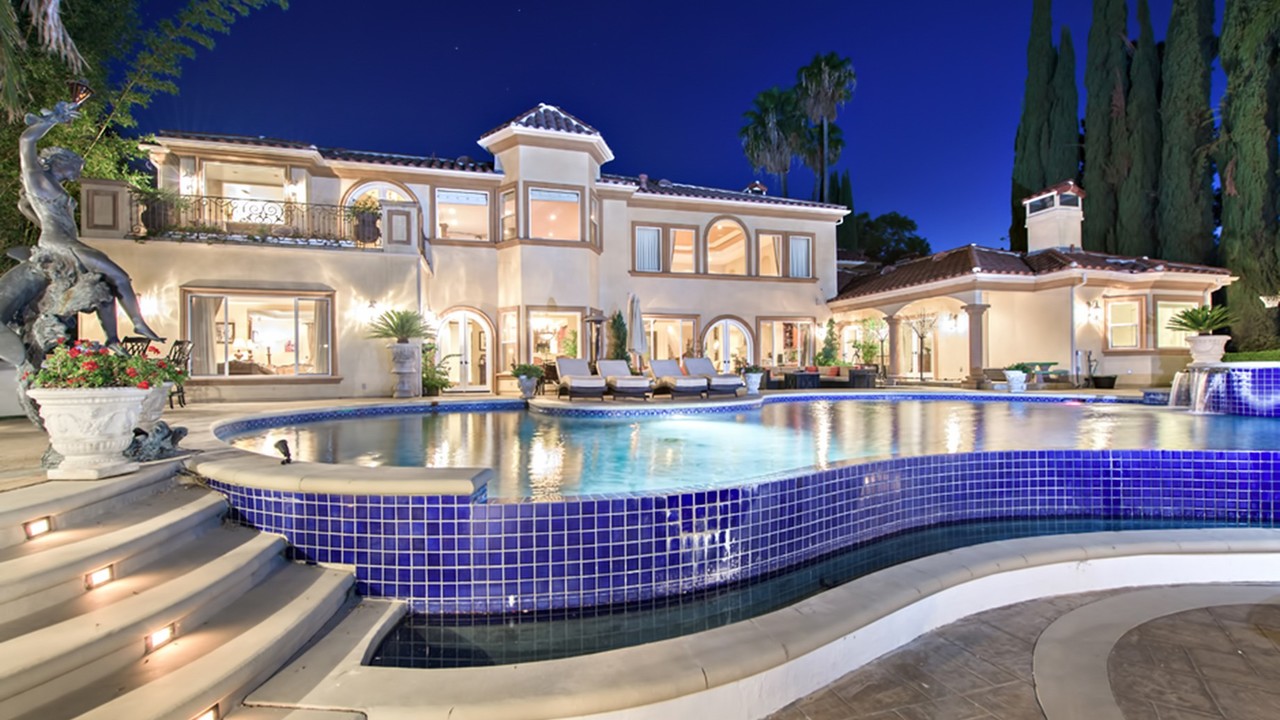 With nowhere to turn, the very wealthy therefore buy real estate.
